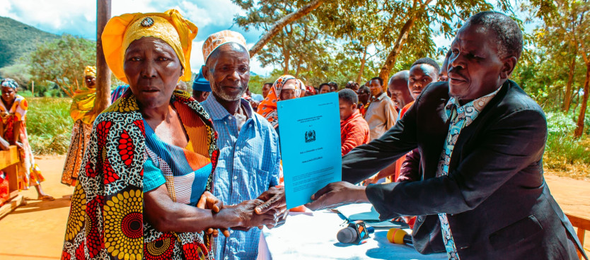 Katibu Tawala Wilaya ya Kilolo Estomin Kyando akikabidhi Hati ya Hakimiliki ya Kimila kwa Mwananchi wa Kijiji cha Vitono mara baada ya Kijiji hicho kuandaliwa Mpango wa Matumizi ya Ardhi uliowezesha wananchi kupimiwa maeneo yao na kumilikishwa Kisheria
